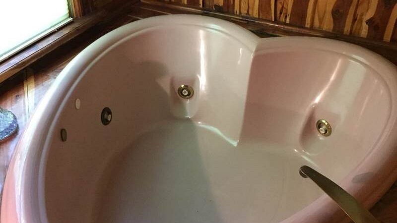 Lazee Daze Cabins, cabin with a private hot tub, photo 2