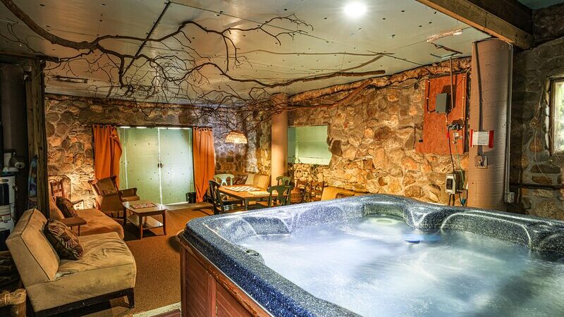 bear creek lodge - jacuzzi hotel room