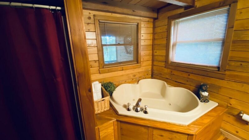 Bear Mountain Log Cabins, cabin with a private hot tub, photo 1