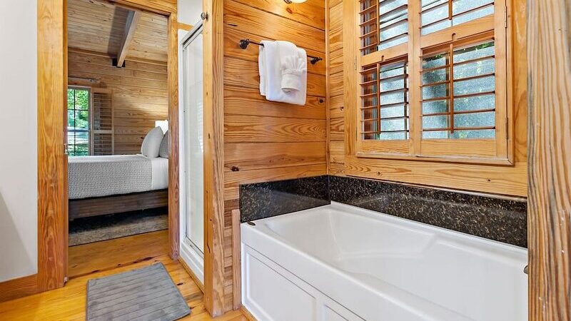 Big Cat Mountain House, cabin with a private hot tub