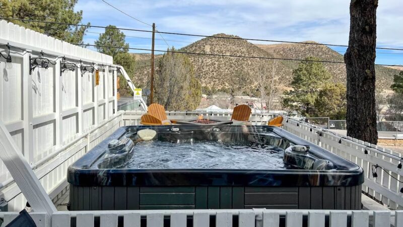 Cabin with Mountain Views, cabin with a private hot tub