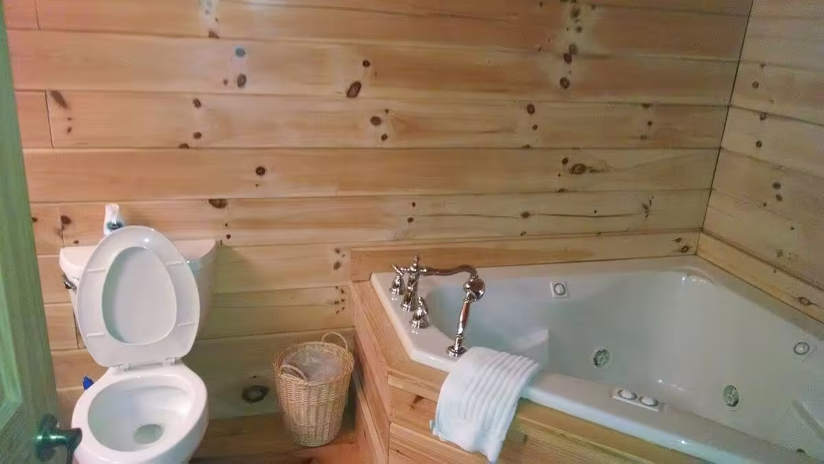 Country Charm Log Cabins, cabin with a private hot tub, photo 3