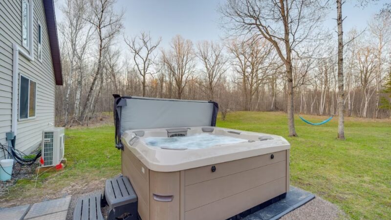 Cozy Birchwood Retreat, cabin with a private hot tub