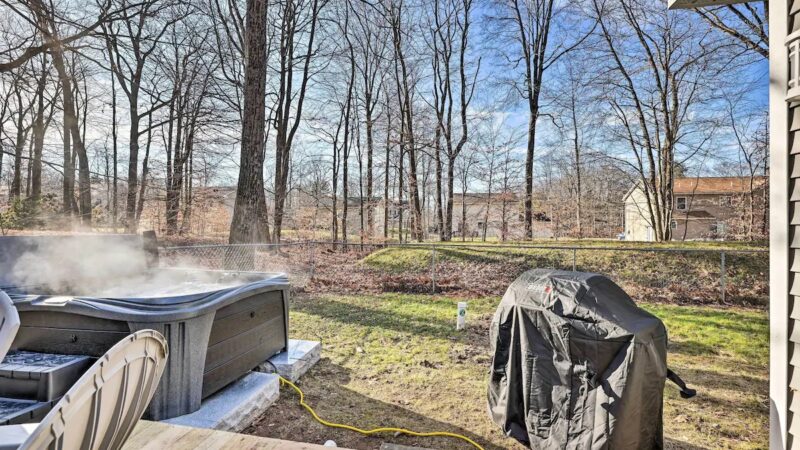 Tobyhanna Home, cabin with a private hot tub