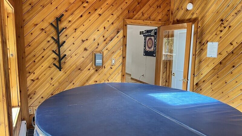 Gorgeous Chalet in the Perfect Setting, cabin with a private hot tub
