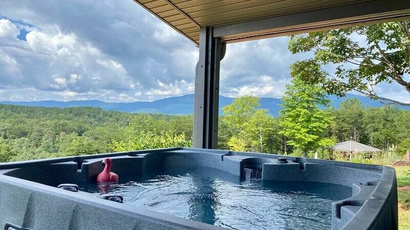 Hilltop House at Serenity Ridge, cabin with a private hot tub