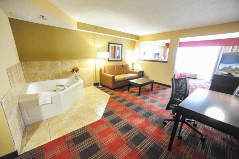 Holiday Inn Express Hotel & Suites Bowling Green, an IHG Hotel