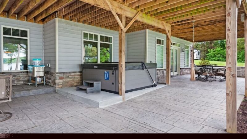 Lakefront Home, cabin with a private hot tub