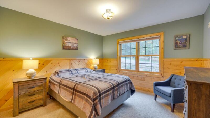Lakefront Wisconsin Cabin, cabin with a private hot tub