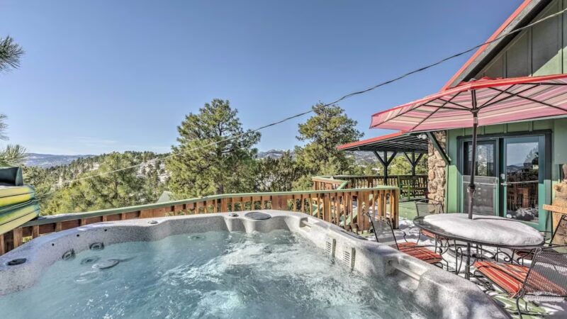 Mountaintop Ruidoso Cabin, cabin with a private hot tub