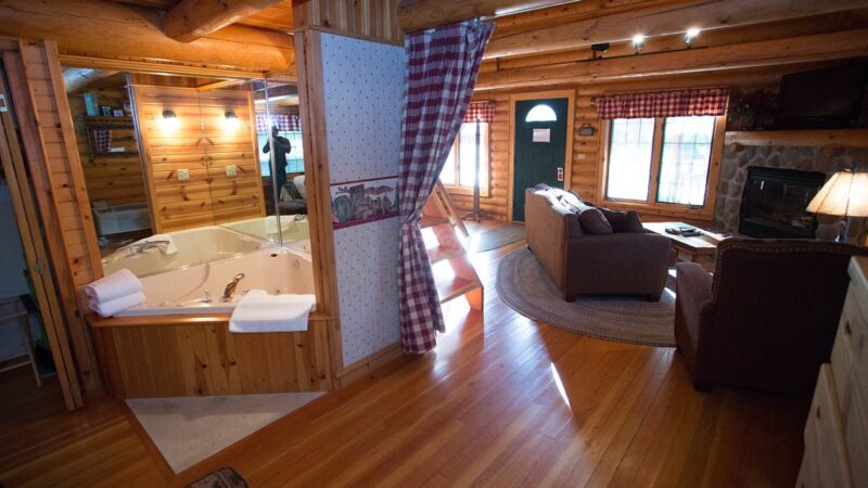 Cedar Lodge & Settlement, cabin with a private hot tub