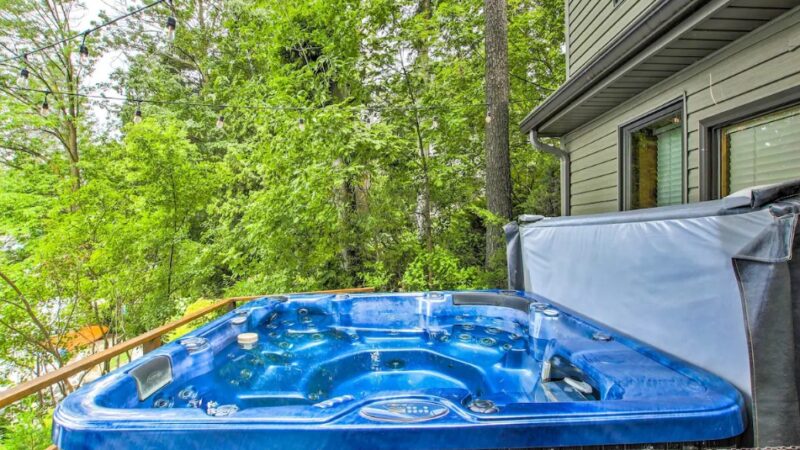 Lakefront Plymouth Cottage, cabin with a private hot tub