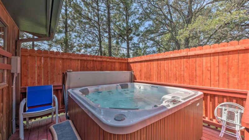 Quiet Retreat, cabin with a private hot tub