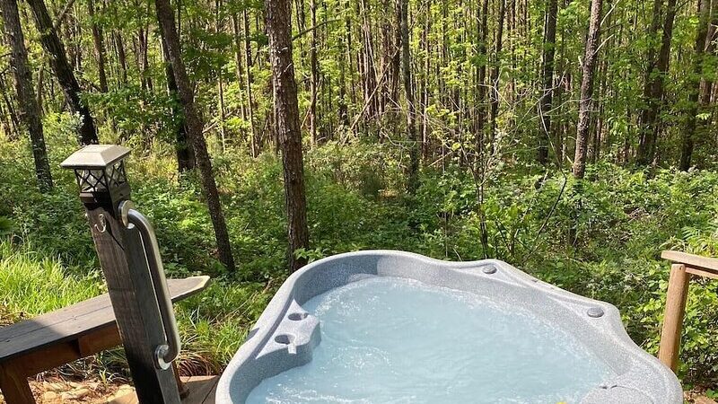 Serenity Ridge Cabin, cabin with a private hot tub