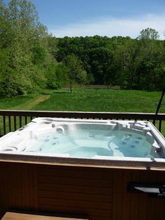 Shenandoah River Outfitters and River Cabins, cabin with a private hot tub