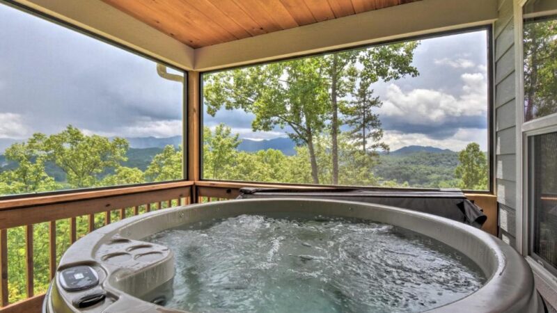 Sky Blue Overlook, cabin with a private hot tub