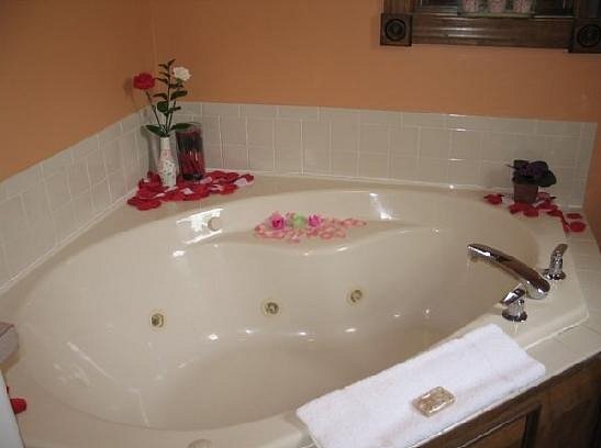 Spruce Hill Inn & Cottages, cabin with a private hot tub