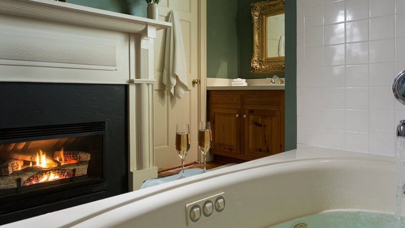 The Inn at Vaucluse Spring, cabin with a private hot tub