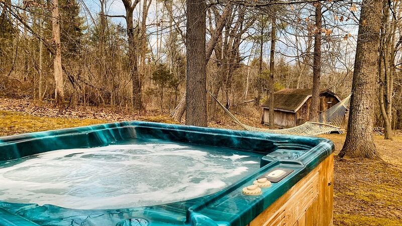 Whitefish Cabin, cabin with a private hot tub