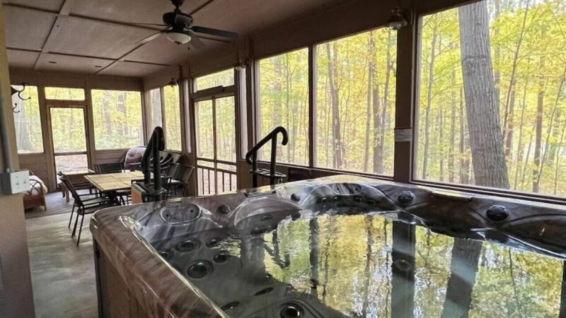 Woodshores Retreat, cabin with a private hot tub, photo 1