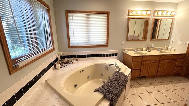 The Wren’s Nest at Spring Brook Resort, cabin with a private hot tub
