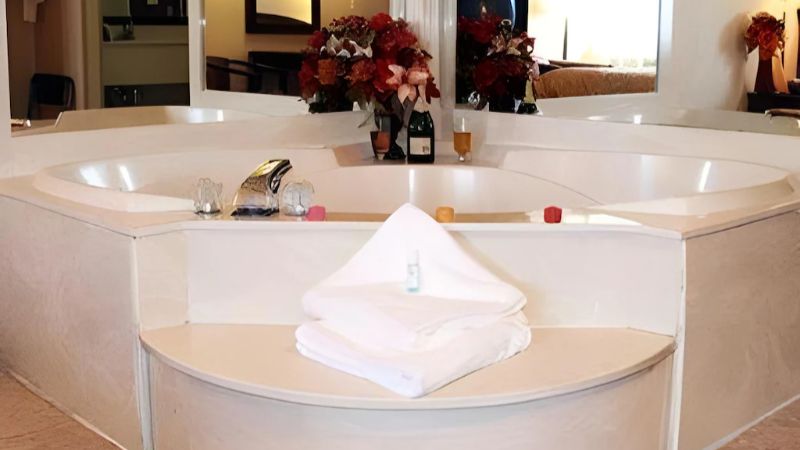 A Victory Suites 1 - jacuzzi hotel room