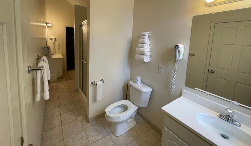 Afton House Inn, room with private jacuzzi, photo 6