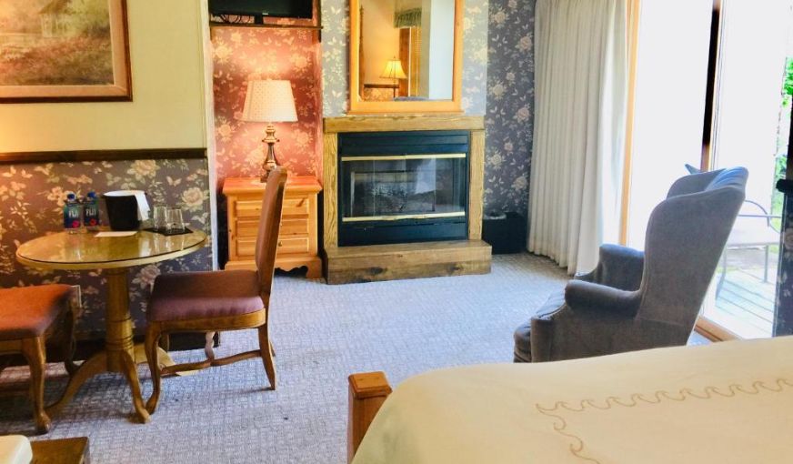 Afton House Inn, room with private jacuzzi, photo 7