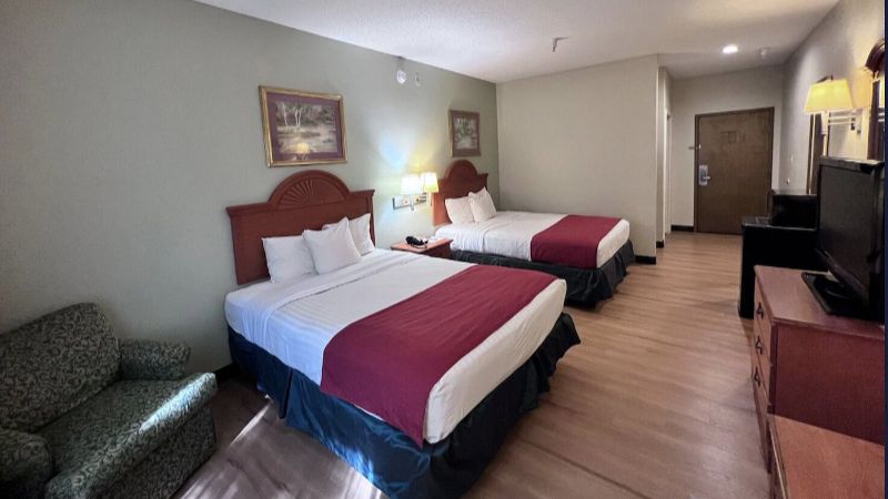 Americas Best Value Inn Wiggins, room with private jacuzzi, photo 2