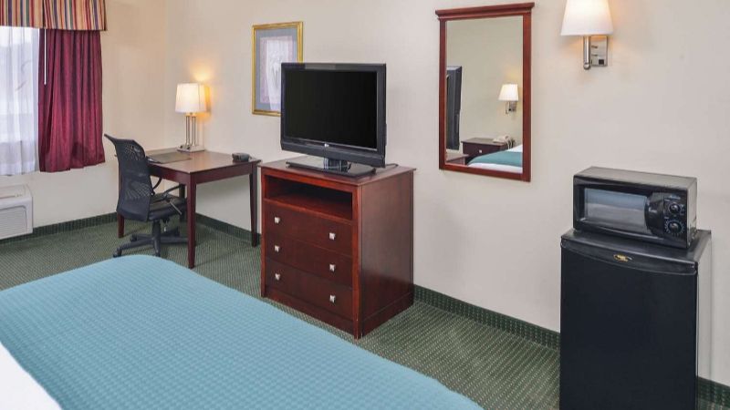 Americas Best Value Inn Wiggins, room with private jacuzzi, photo 3