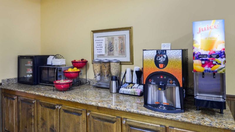 Americas Best Value Inn Wiggins, room with private jacuzzi, photo 4