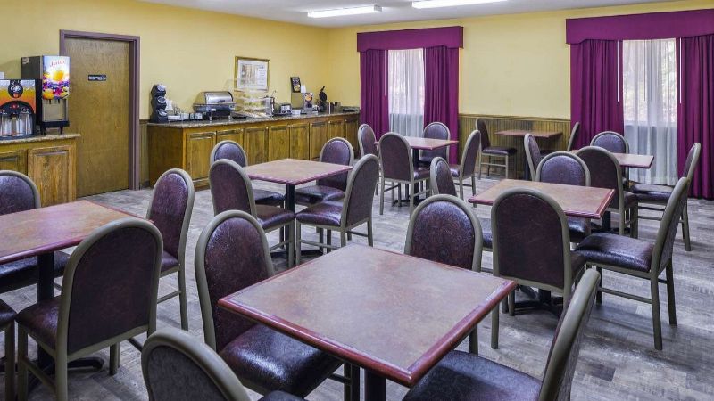 Americas Best Value Inn Wiggins, room with private jacuzzi, photo 6