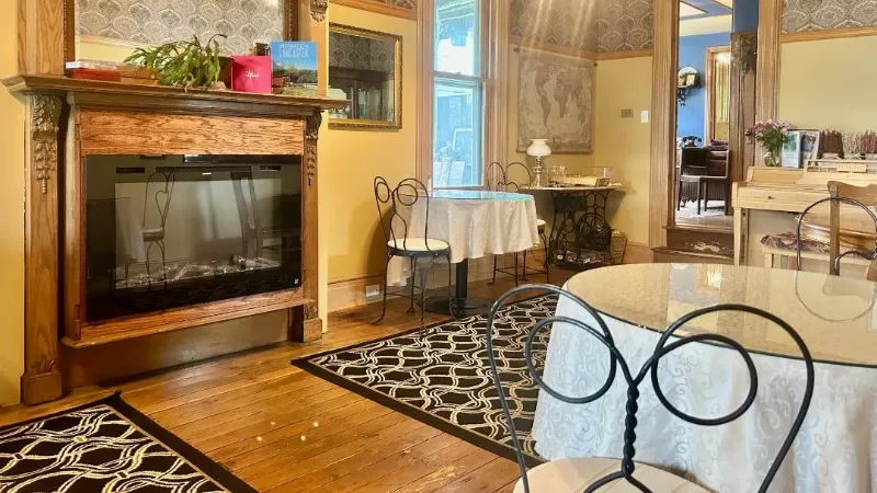 Amethyst Inn Bed & Breakfast, room with private jacuzzi, photo 6