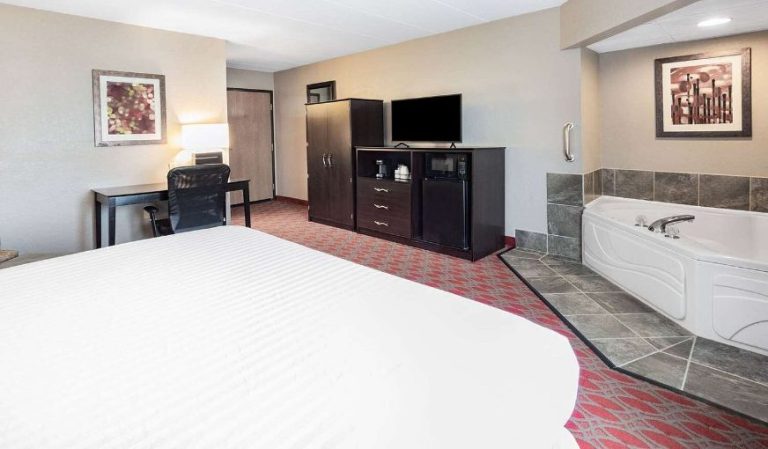 Baymont By Wyndham Brooklyn Center