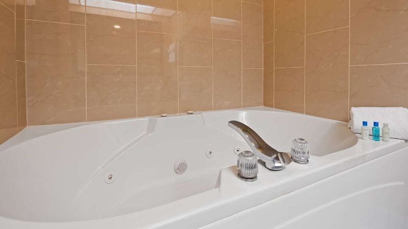Best Western Plaza Hotel Saugatuck, room with private jacuzzi, photo 2