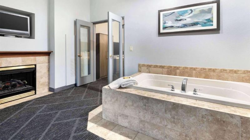 Best Western Plus Appleton Airport Mall Hotel 1 - jacuzzi hotel room