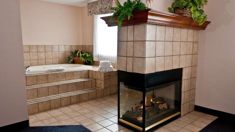 Best Western Plus Brandywine Inn & Suites, room with private jacuzzi, photo 1