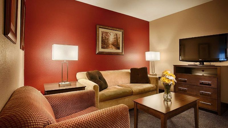 Best Western Plus Brandywine Inn & Suites, room with private jacuzzi, photo 4