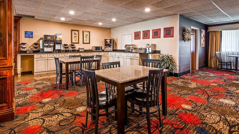 Best Western Plus Brandywine Inn & Suites, room with private jacuzzi, photo 8