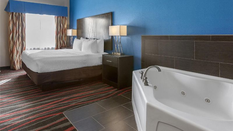 Best Western Plus Tech Medical Center Inn 1 - jacuzzi hotel room