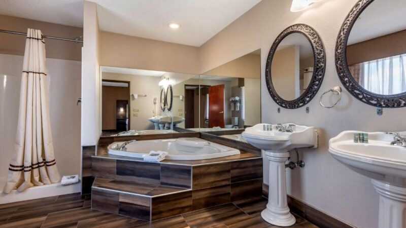 Best Western The Inn at the Fairgrounds 1 - jacuzzi hotel room
