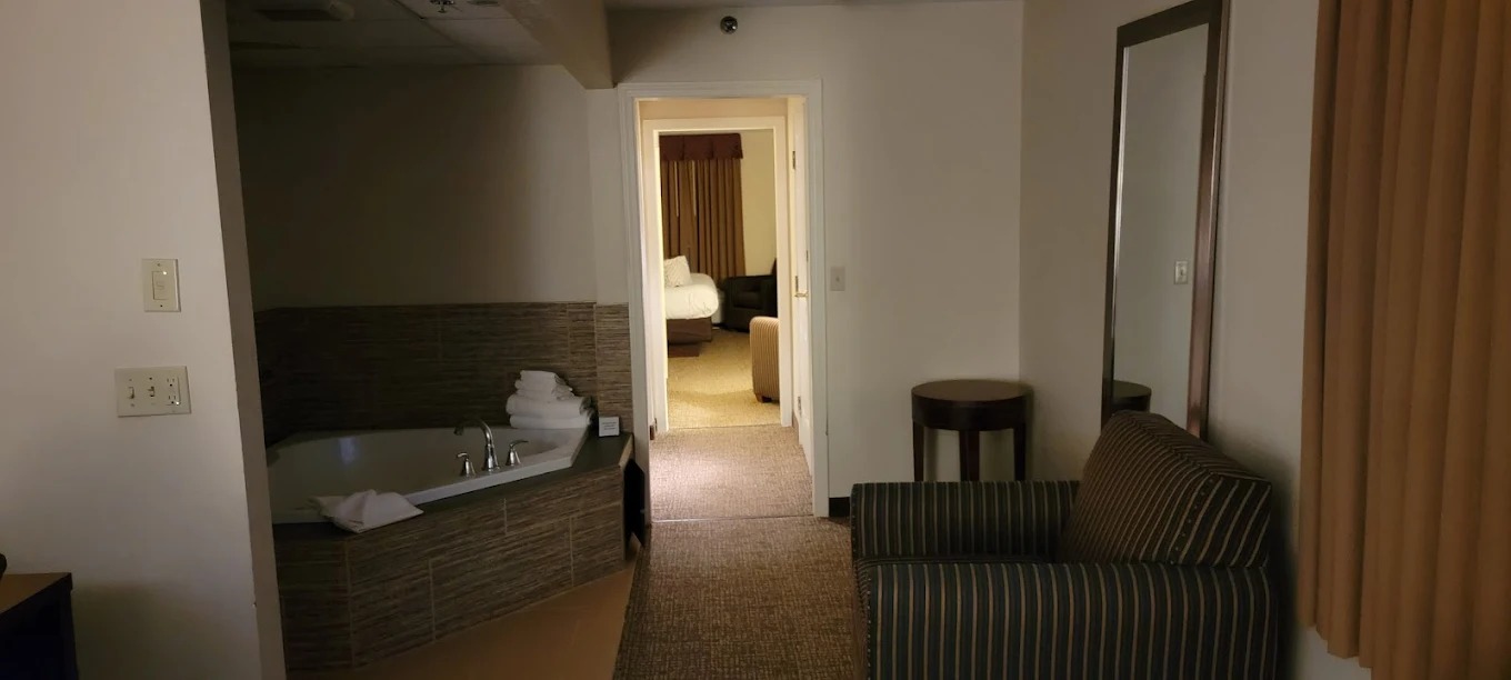 Comfort Inn Foxboro Mansfield, room with private jacuzzi, photo 1