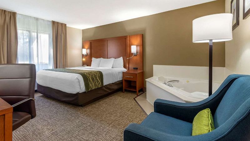 Comfort Inn & Suites – Near Robins Air Force Base: the Business Room with Jetted Tub in Warner Robins, GA
