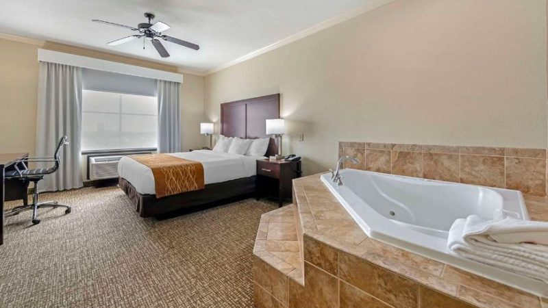 Comfort Inn & Suites Fort Worth – Fossil Creek, room with private jacuzzi, photo 2