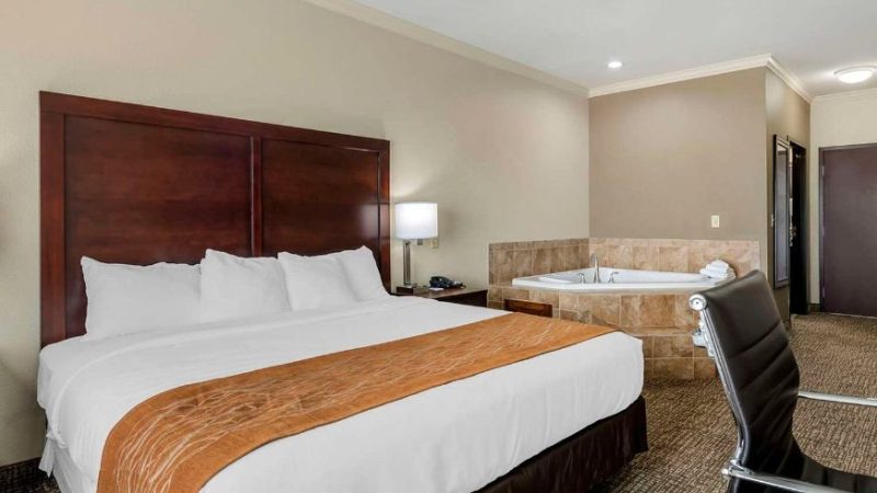 Comfort Inn & Suites Fort Worth – Fossil Creek, room with private jacuzzi, photo 4