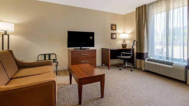 Comfort Inn & Suites West