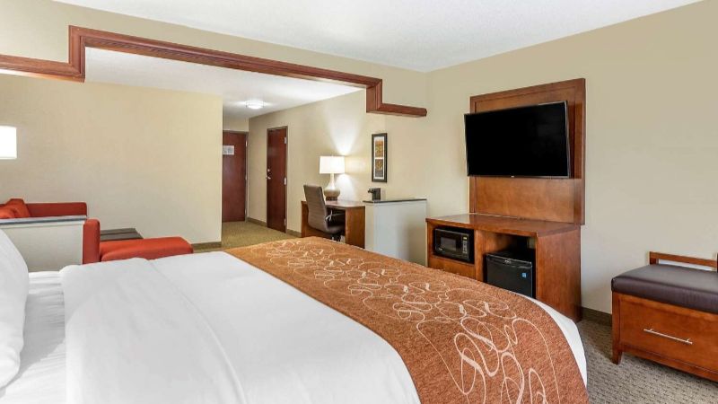 Comfort Suites Grand Rapids North, room with private jacuzzi, photo 4
