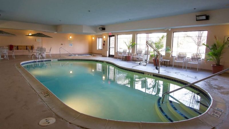 Comfort Suites Grand Rapids North, room with private jacuzzi, photo 6