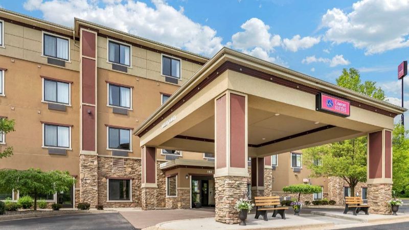 Comfort Suites Grand Rapids North, room with private jacuzzi, photo 7