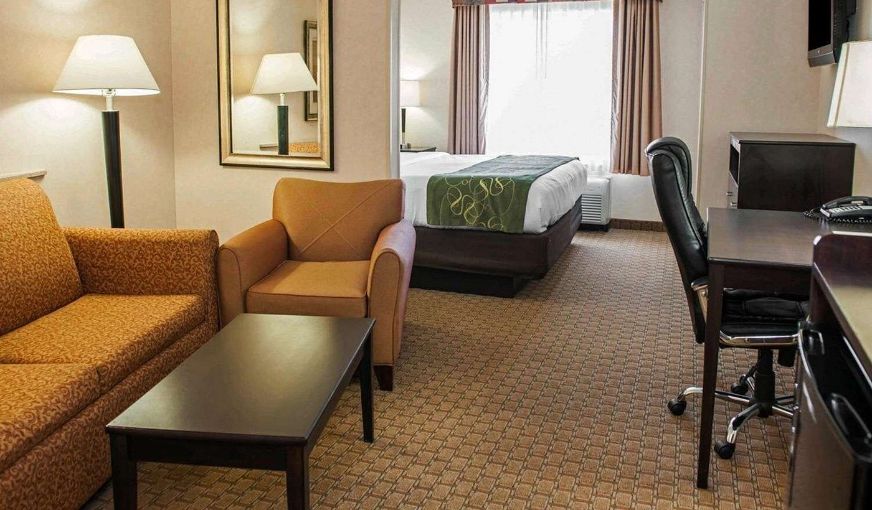Comfort Suites Southport, room with private jacuzzi, photo 4